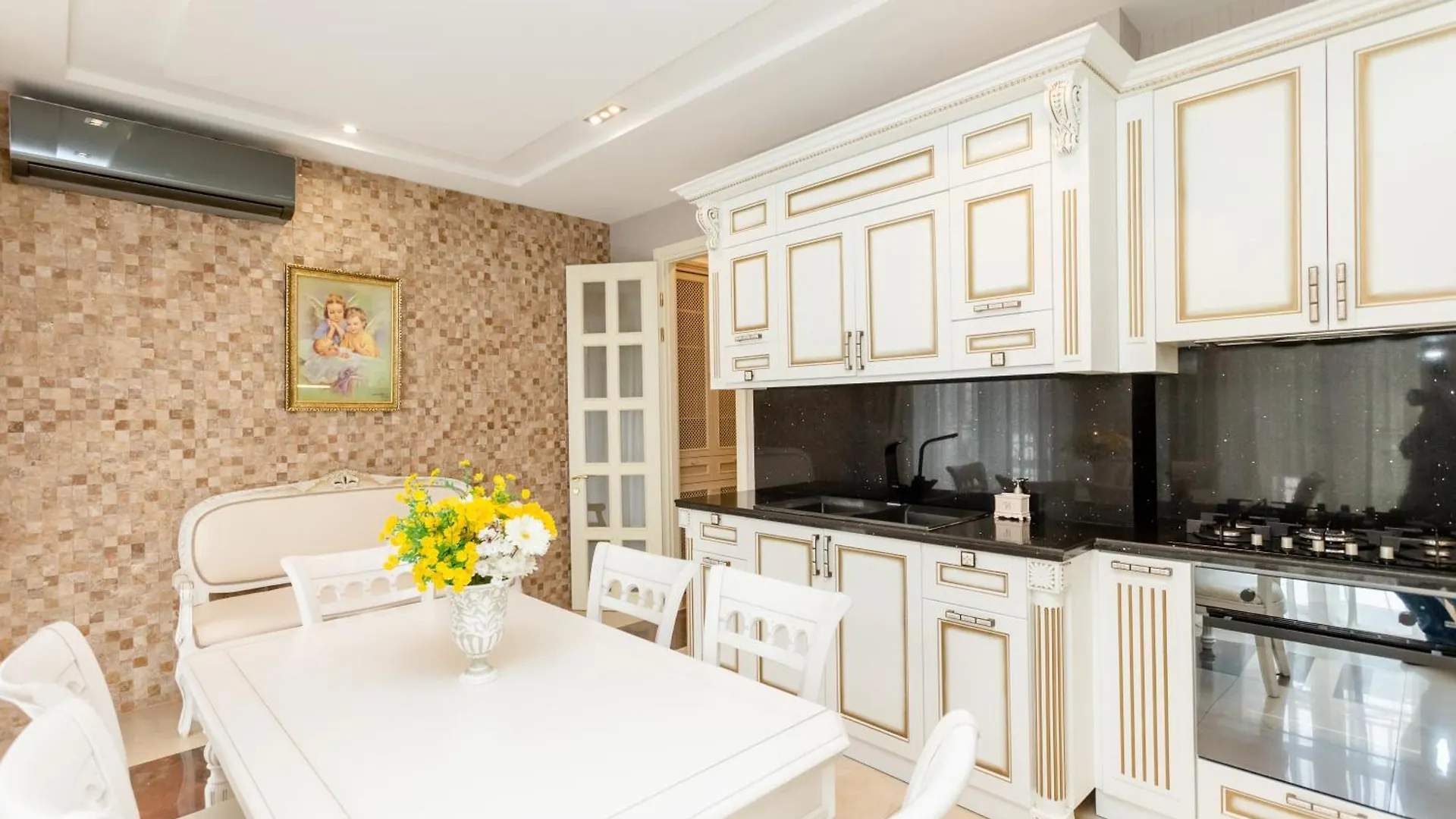 Fabulous Apartment On Rustaveli Avenue Tbilisi
